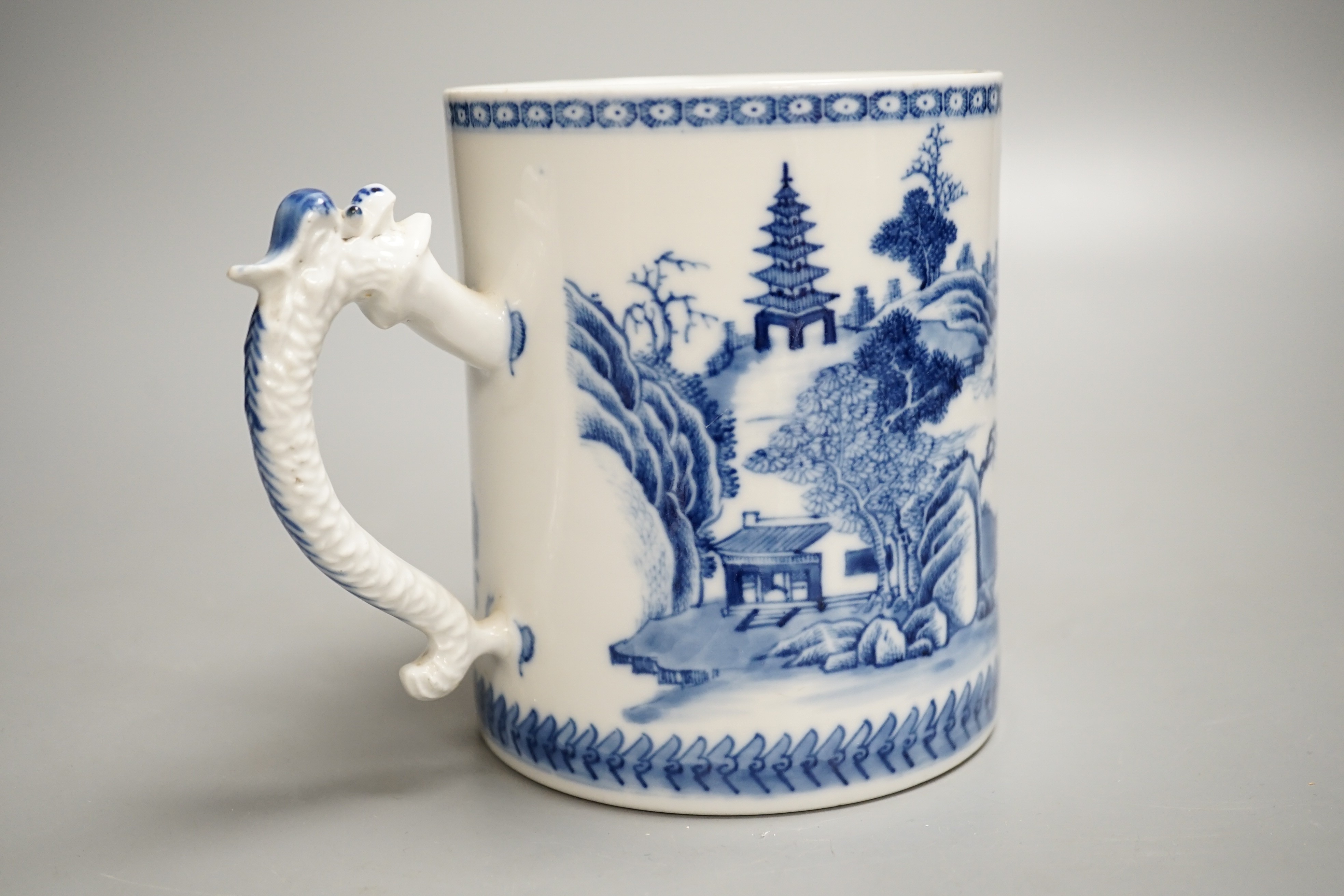 A large Chinese blue and white export tankard, late 18th century. 13cm